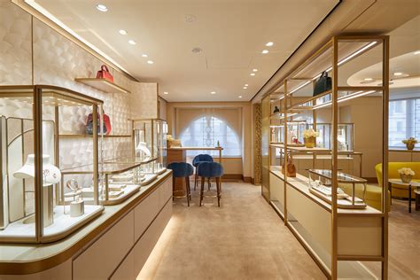 Trovi la boutique Cartier più vicina 